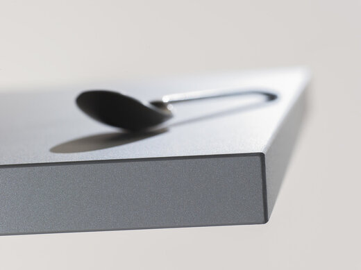 Vysokotlaký laminát s vrstvou pryskyřic zpracovaných pomocí nanotechnologií, v provedení mat. Mimořádně odolný vůči mechanickému a tepelnému působení.