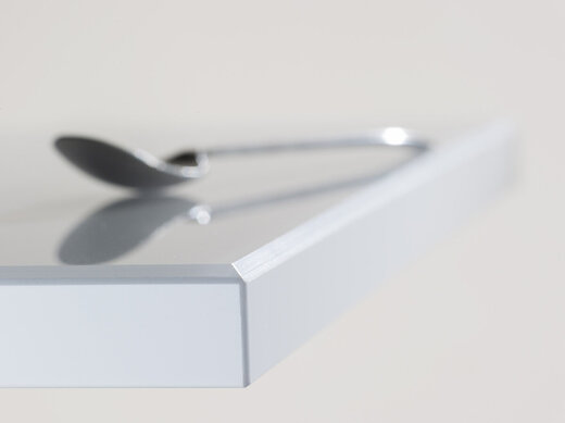 Vysokopevnostní akrylát smíseny se skelným prachem, v lesklém provedení. Pocit skla podtrhuje i hrana zkosená pod úhlem 45st.. Je nerozbitný a lze do něj frézovat.